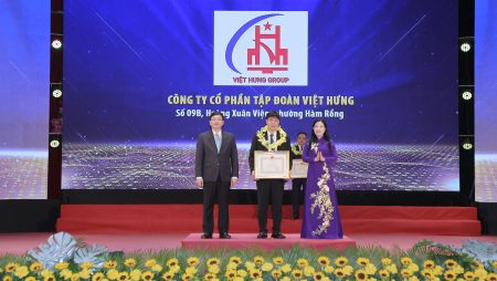Công ty Cổ phần Tập đoàn Việt Hưng vinh dự nhận Bằng khen của Chủ tịch UBND tỉnh Thanh Hóa
